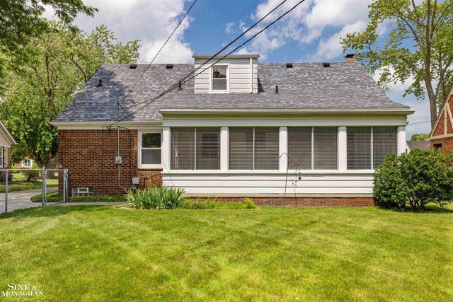 581 Hampton Road, Grosse Pointe Woods, MI 48236
