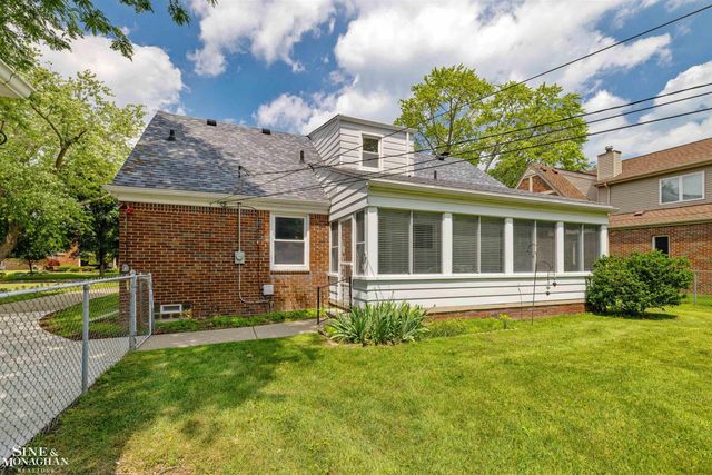 581 Hampton Road, Grosse Pointe Woods, MI 48236