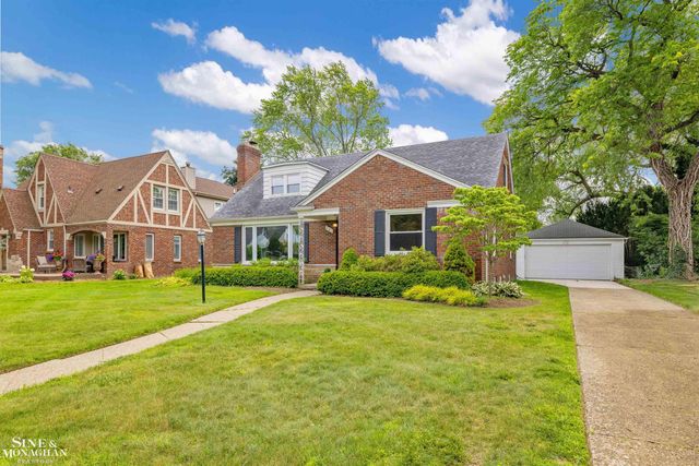 581 Hampton Road, Grosse Pointe Woods, MI 48236