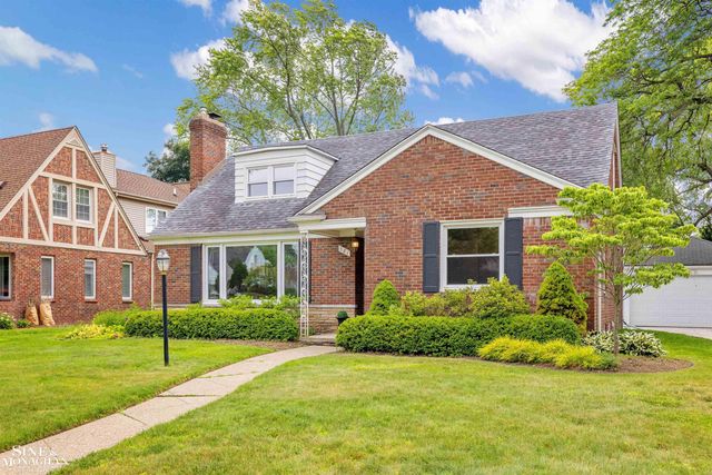 581 Hampton Road, Grosse Pointe Woods, MI 48236