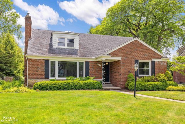 581 Hampton Road, Grosse Pointe Woods, MI 48236