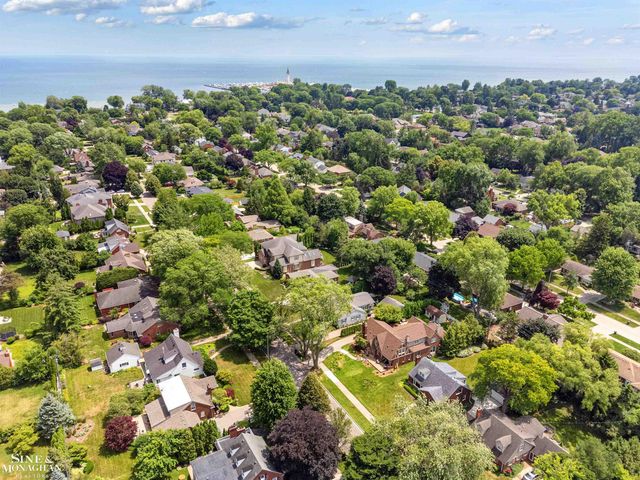 581 Hampton Road, Grosse Pointe Woods, MI 48236