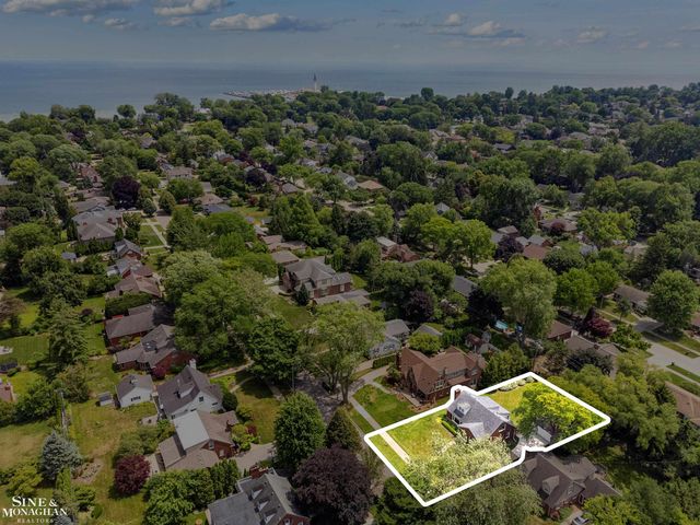 581 Hampton Road, Grosse Pointe Woods, MI 48236