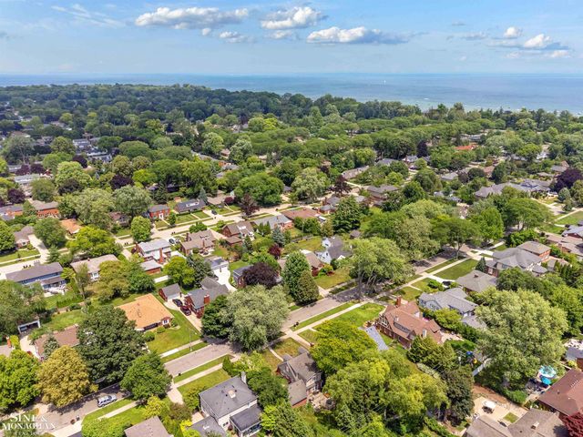 581 Hampton Road, Grosse Pointe Woods, MI 48236