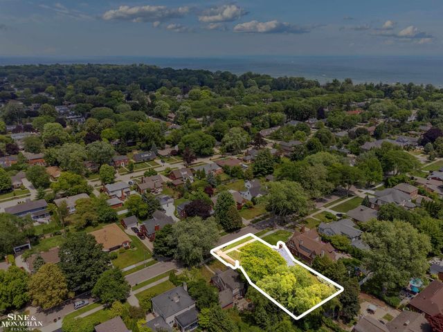 581 Hampton Road, Grosse Pointe Woods, MI 48236
