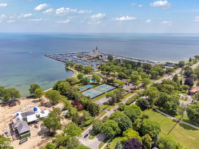 581 Hampton Road, Grosse Pointe Woods, MI 48236