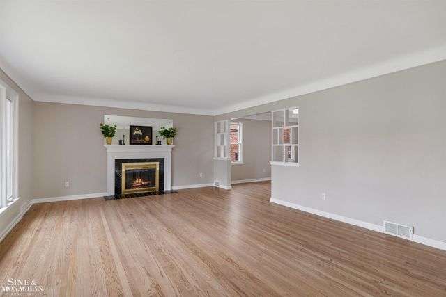 581 Hampton Road, Grosse Pointe Woods, MI 48236