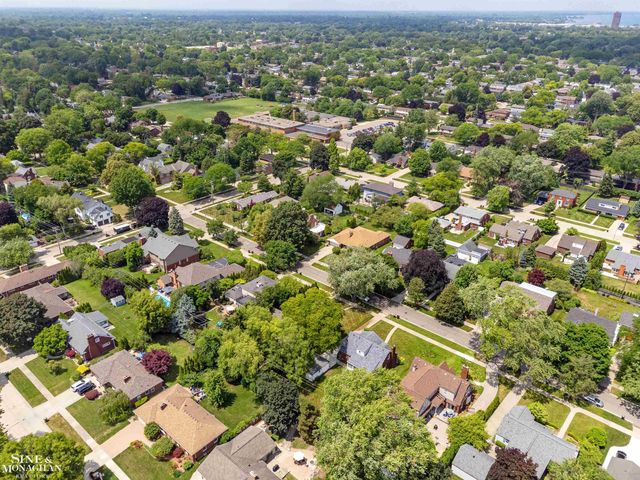 581 Hampton Road, Grosse Pointe Woods, MI 48236