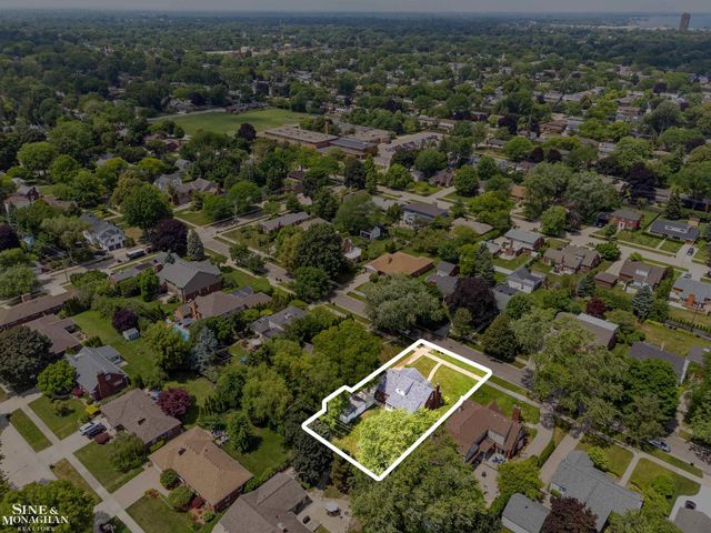 581 Hampton Road, Grosse Pointe Woods, MI 48236