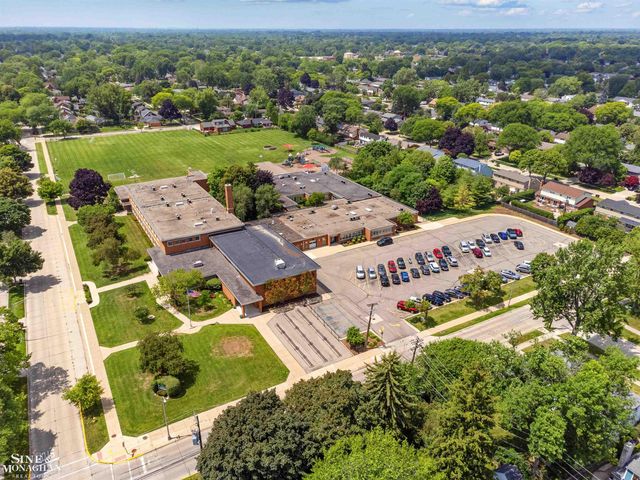 581 Hampton Road, Grosse Pointe Woods, MI 48236