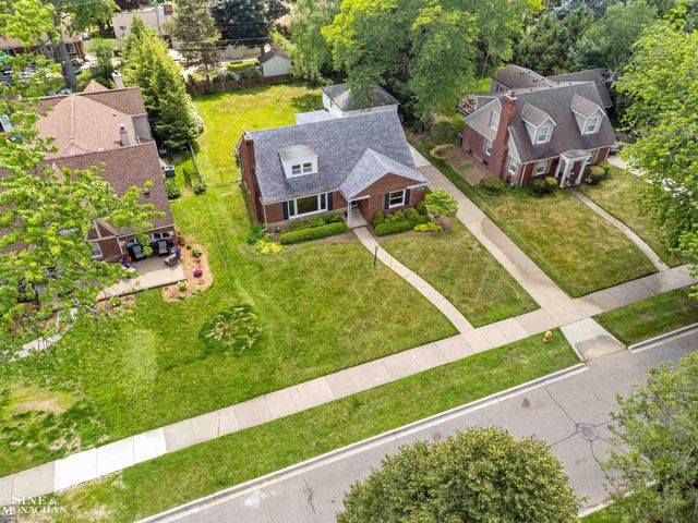 581 Hampton Road, Grosse Pointe Woods, MI 48236