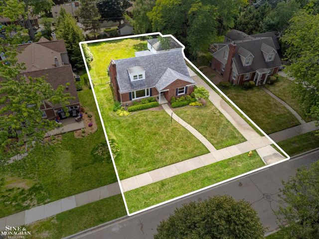 581 Hampton Road, Grosse Pointe Woods, MI 48236