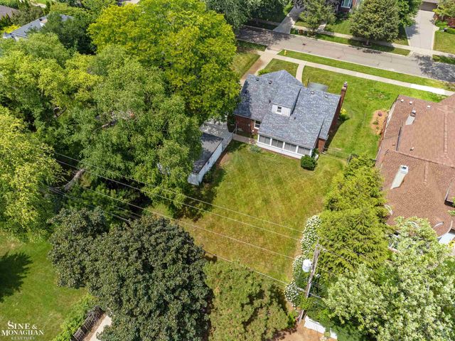 581 Hampton Road, Grosse Pointe Woods, MI 48236