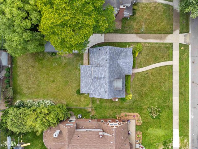 581 Hampton Road, Grosse Pointe Woods, MI 48236