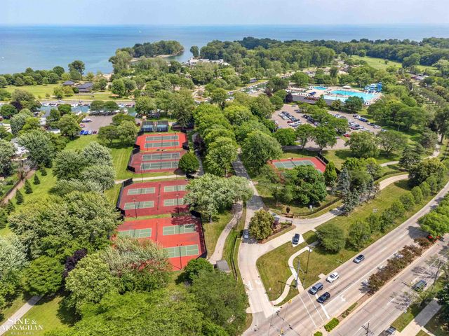 581 Hampton Road, Grosse Pointe Woods, MI 48236