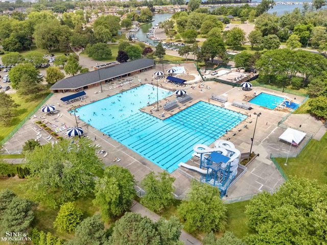 581 Hampton Road, Grosse Pointe Woods, MI 48236
