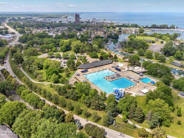 581 Hampton Road, Grosse Pointe Woods, MI 48236