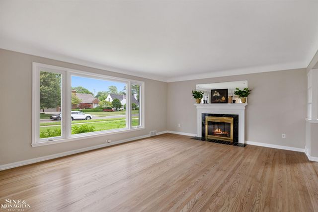 581 Hampton Road, Grosse Pointe Woods, MI 48236