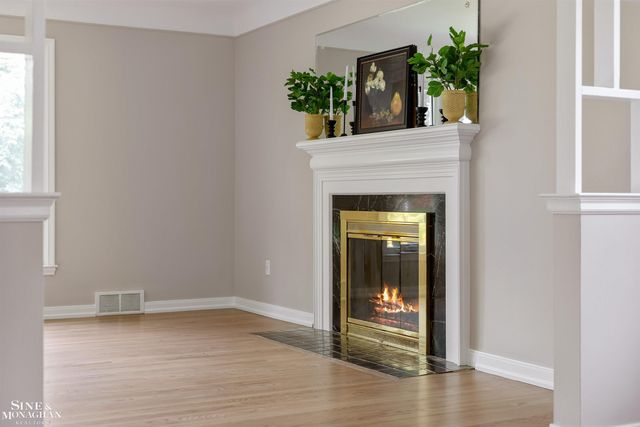581 Hampton Road, Grosse Pointe Woods, MI 48236