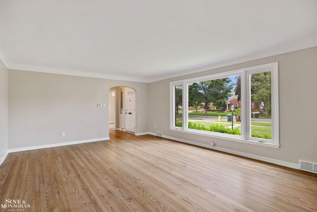 581 Hampton Road, Grosse Pointe Woods, MI 48236