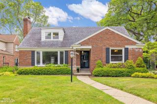 581 Hampton Road, Grosse Pointe Woods, MI 48236
