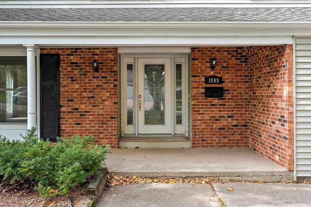 1909 N NICHOLAS STREET, Appleton, WI 54914