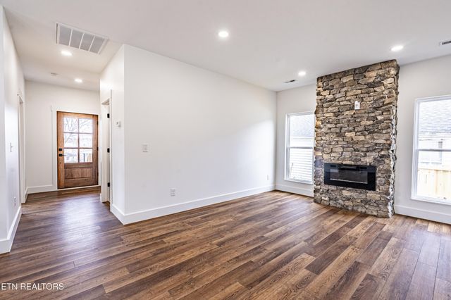 703 SW Redwine St, Knoxville, TN 37920