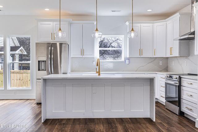 703 SW Redwine St, Knoxville, TN 37920