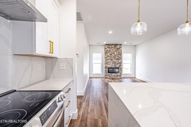 703 SW Redwine St, Knoxville, TN 37920