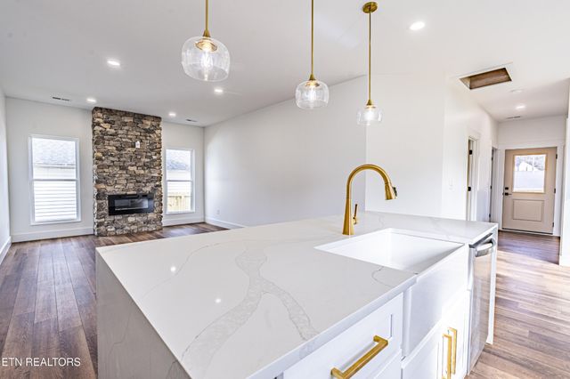 703 SW Redwine St, Knoxville, TN 37920