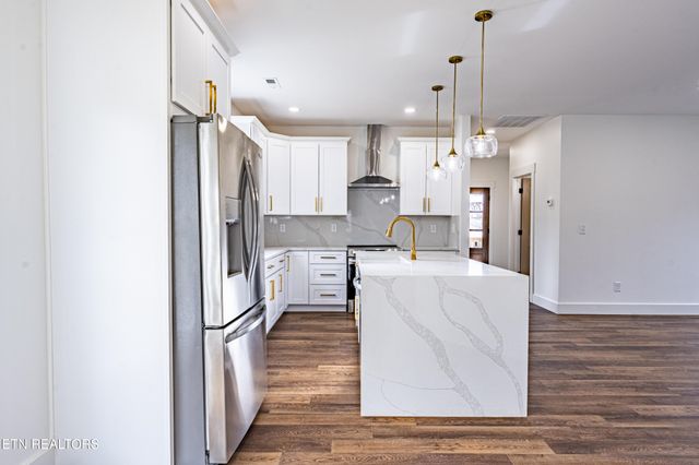 703 SW Redwine St, Knoxville, TN 37920