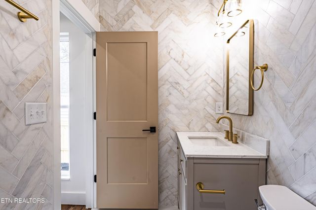 703 SW Redwine St, Knoxville, TN 37920