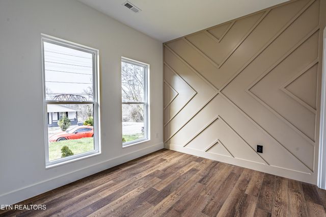 703 SW Redwine St, Knoxville, TN 37920