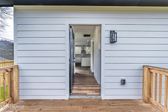 703 SW Redwine St, Knoxville, TN 37920