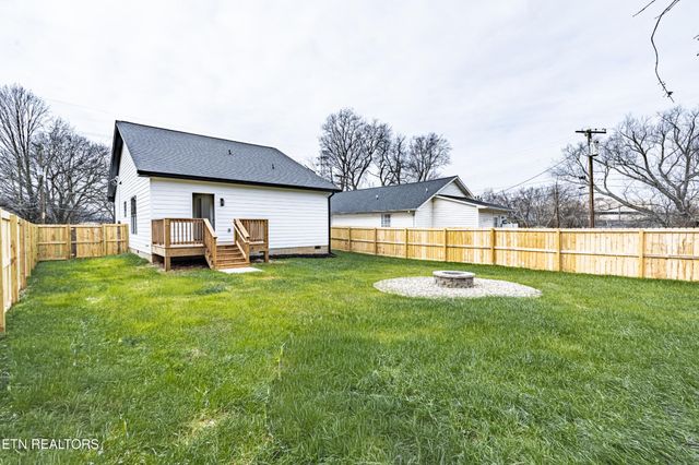 703 SW Redwine St, Knoxville, TN 37920