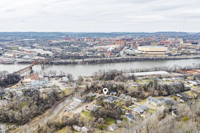 703 SW Redwine St, Knoxville, TN 37920