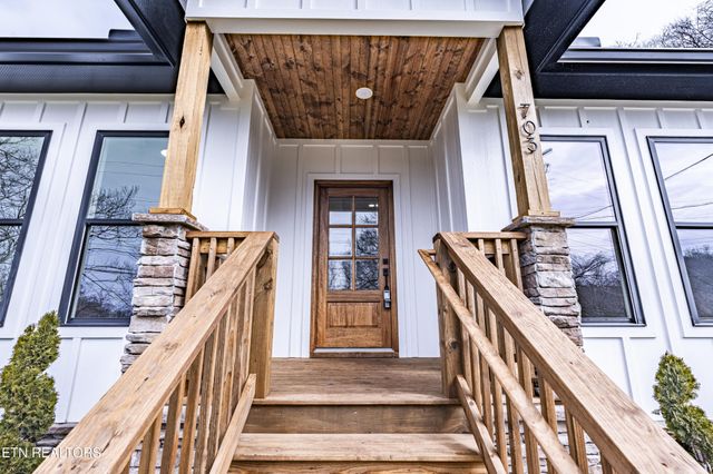 703 SW Redwine St, Knoxville, TN 37920