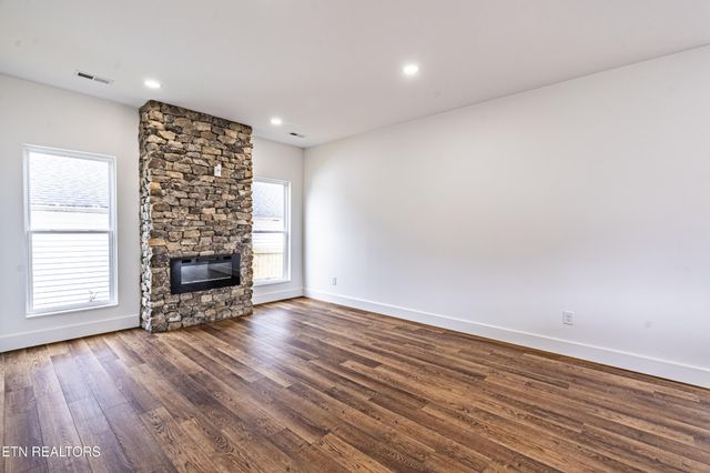 703 SW Redwine St, Knoxville, TN 37920