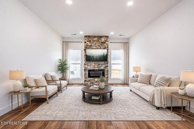 703 SW Redwine St, Knoxville, TN 37920