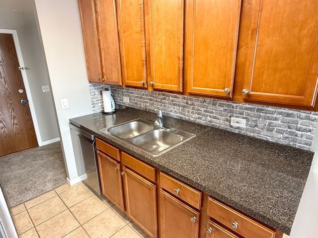 6010 Oakwood Drive 5D, Lisle, IL 60532