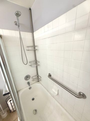 6010 Oakwood Drive 5D, Lisle, IL 60532
