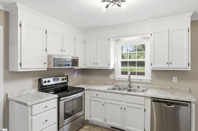 105 Kestrel Court, Taylors, SC 29687