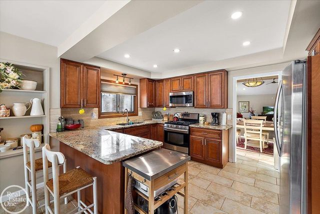 6910 Montgomery Drive, Shelby Twp, MI 48316