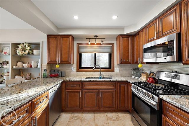 6910 Montgomery Drive, Shelby Twp, MI 48316