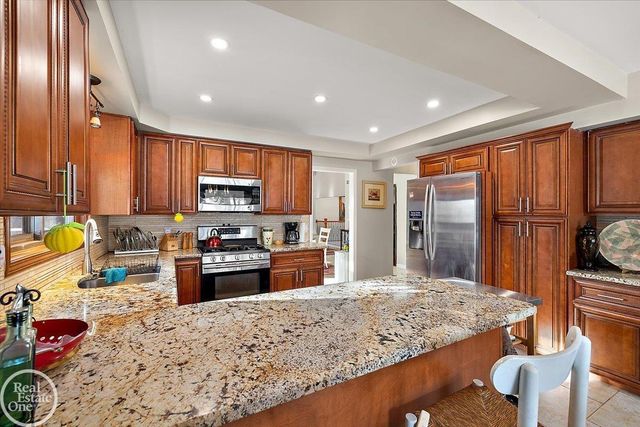 6910 Montgomery Drive, Shelby Twp, MI 48316