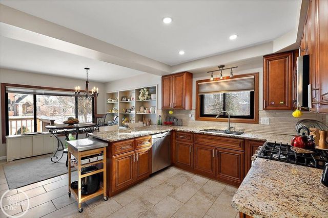 6910 Montgomery Drive, Shelby Twp, MI 48316