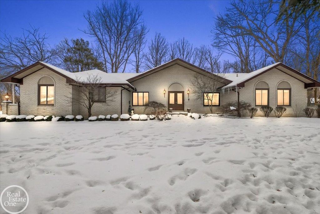 6910 Montgomery Drive, Shelby Twp, MI 48316