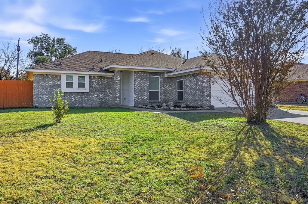 15 W Sharon Drive, Krum, TX 76249