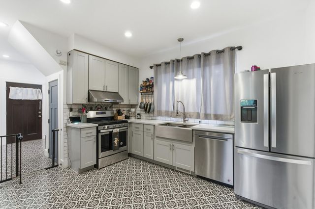 1815 Hillside Avenue N, Minneapolis, MN 55411