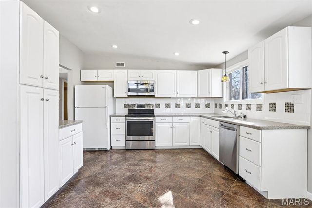 325 Holiday Hill Drive, Florissant, MO 63033